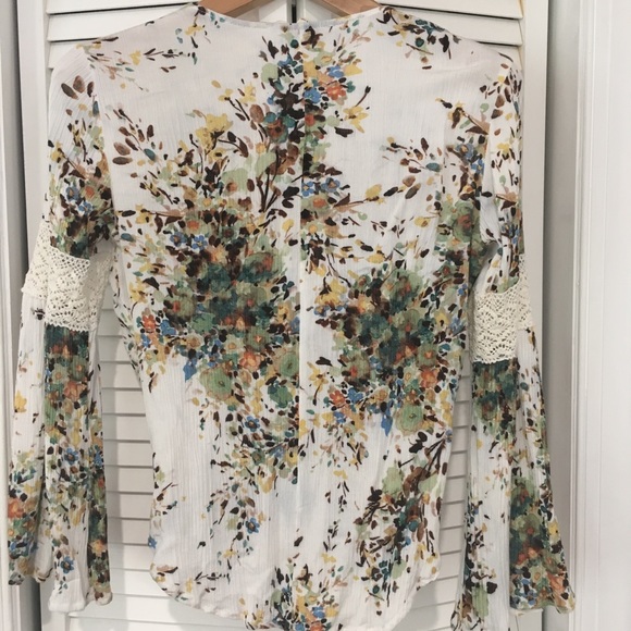 Bell sleeve floral drape blouse - Picture 4 of 5